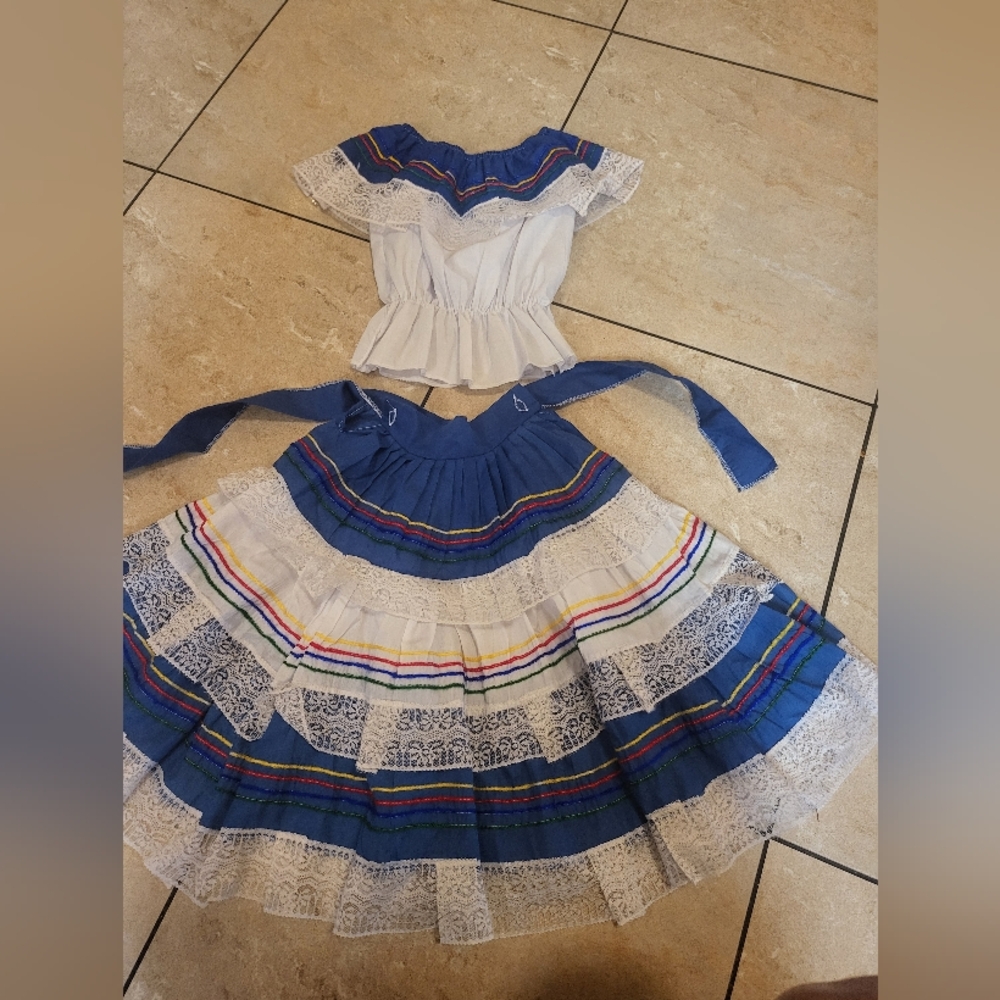 Girls size 3-5T costume El Salvador